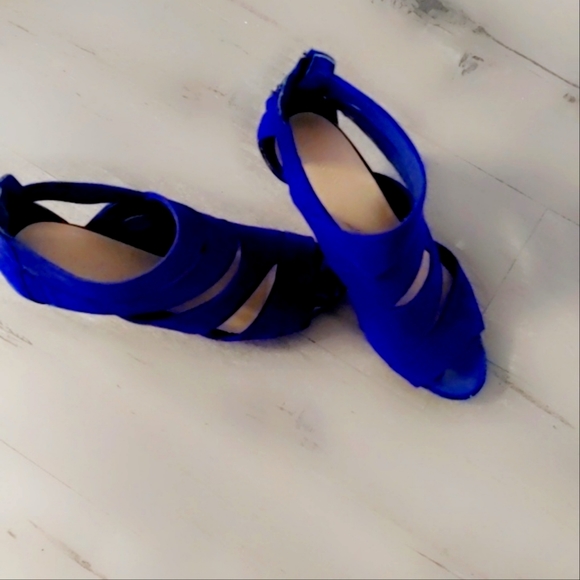Le Chateau royal blue cut out side heels size 9. 5 - Picture 1 of 2